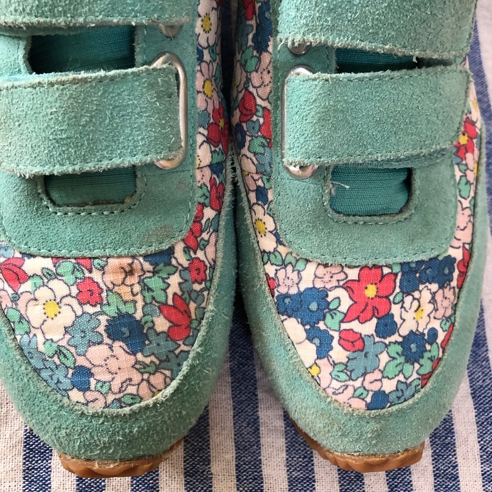Mini Boden Velcro suede flowers sneakers - Picture 5 of 10